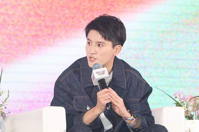 女皇急忙挽留道：叶先生，眼下已经深夜，您不妨先在皇宫休息一晚，明天再走也不迟。